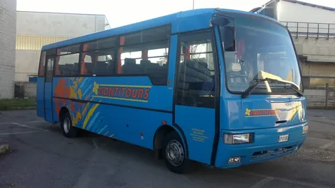 Minibus azzurro con la livrea Monti Tours
