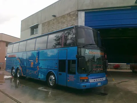 Pullman Setra azzurro davanti al deposito