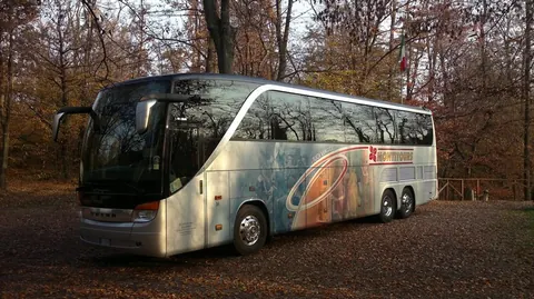 Pullman Setra gran turismo in un bosco d'autunno