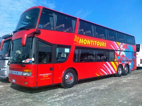 Pullman Setra a due piani, livrea rossa