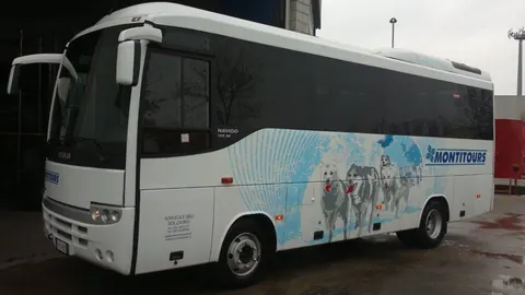 Minibus Otokar Navigo con la livrea degli husky