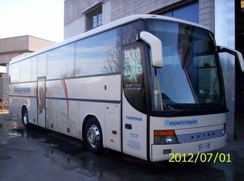Pullman Setra S 315 GT-HD davanti al deposito