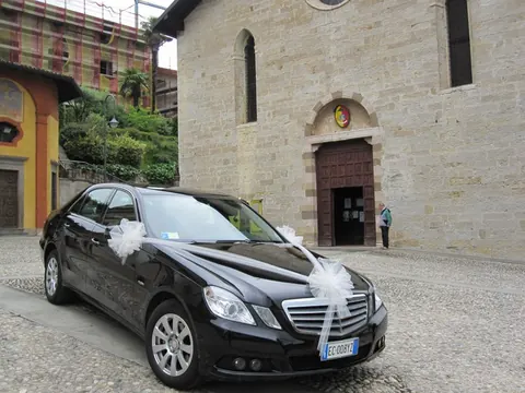 Auto addobbata per un matrimonio, davanti alla chiesa