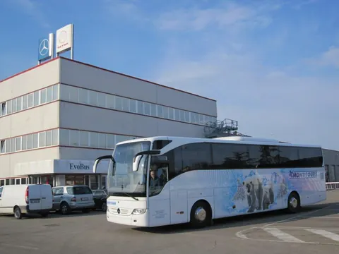 Pullman Mercedes-Benz con la livrea degli orsi polari