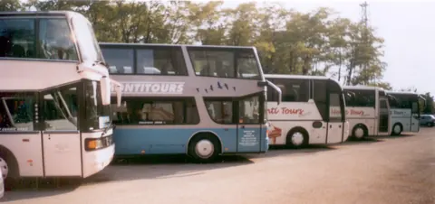 La flotta in fila: pullman a due piani e gran turismo