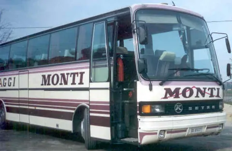 Pullman Setra con la vecchia livrea Monti