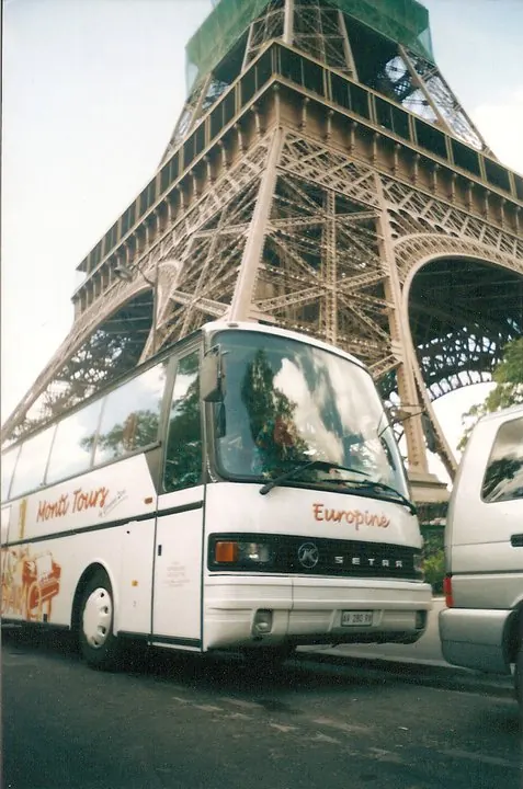 Pullman Setra sotto la Torre Eiffel, a Parigi