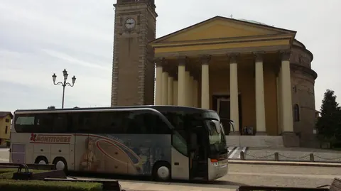 Pullman gran turismo davanti a una basilica