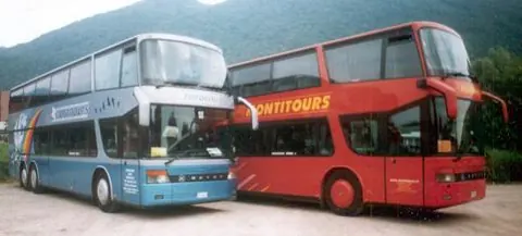 Due pullman Setra a due piani, azzurro e rosso
