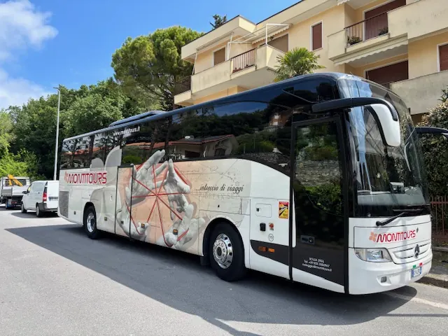 Un pullman Monti Tours in servizio