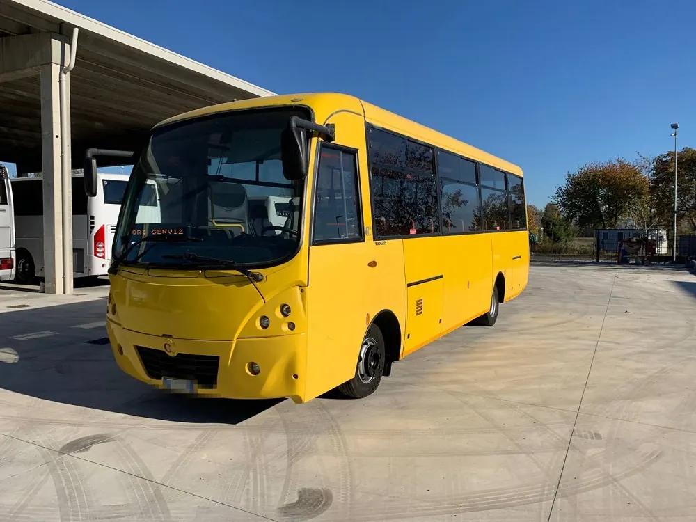 Scuolabus giallo per uscite didattiche